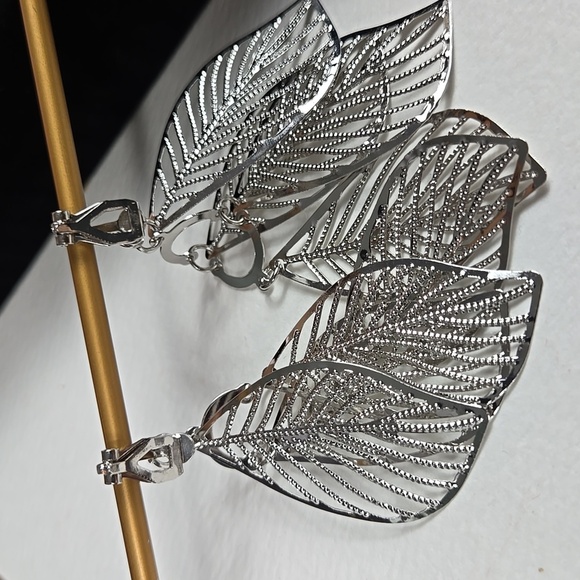 Silver Intricate Leaf Drop Clip On  Earrings Vtg Style - Picture 4 of 11